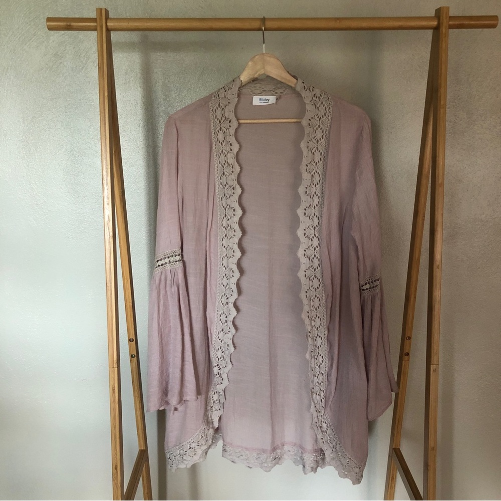 BLUIVY LIGHT WEIGHT DUSTER. SIZE MEDIUM. PERFECT USED CONDITION.